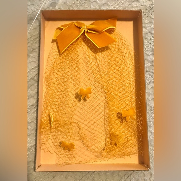 Vintage 1950s 1960s Marigold Yellow Glamour Veil Hat Netting Velvet Bows W/ BOX - Picture 3 of 6